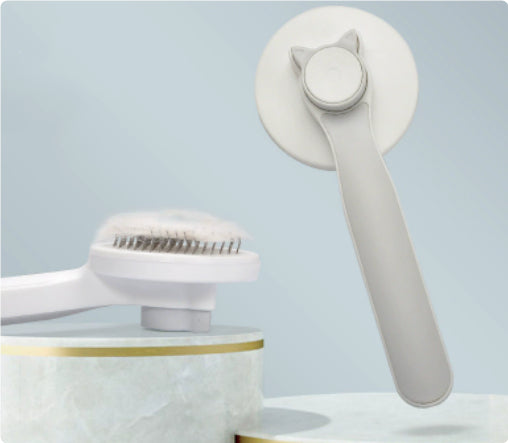 Lightweight cat grooming brush with ergonomic design